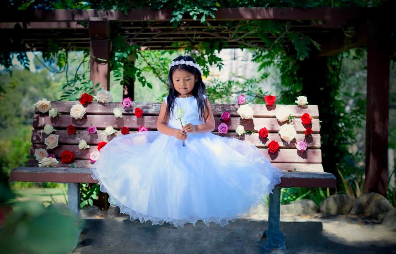 Sesión de celebración con vestido azul y flores